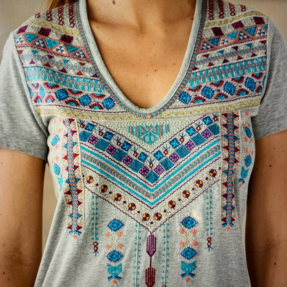 🆕🔥 JOHNNY WAS embroidered gray top
